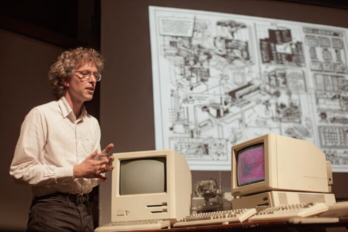 Bill Atkinson presenting early Macintosh software.