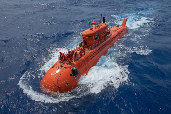 Chinese submersible Fendouzhe descending into the Mariana Trench