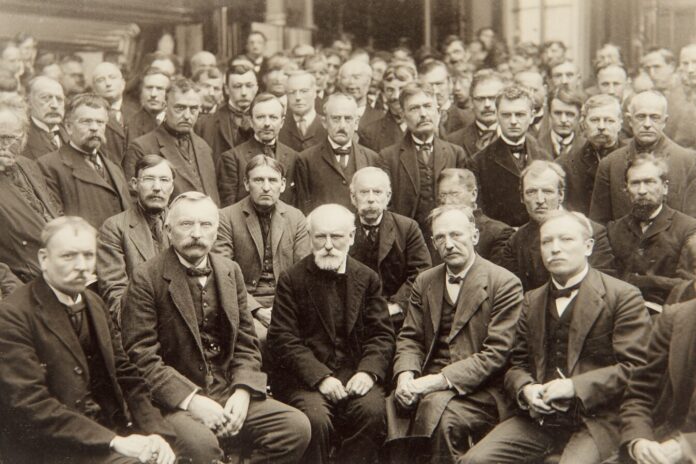 Historic photo of early quantum physicists gathered at the Solvay Conference