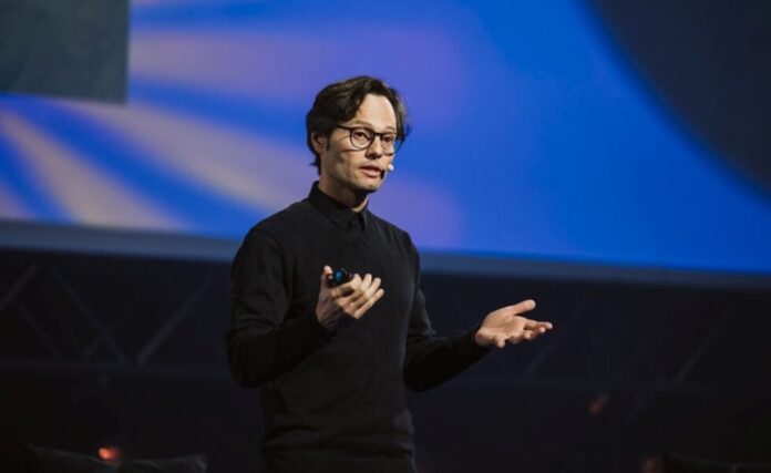 Hugo Larochelle addressing Mila researchers at a conference